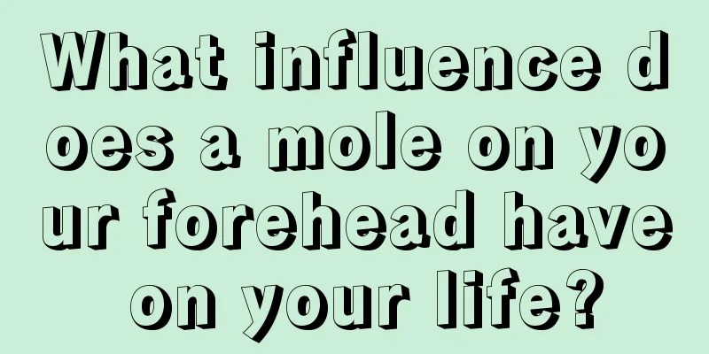 What influence does a mole on your forehead have on your life?