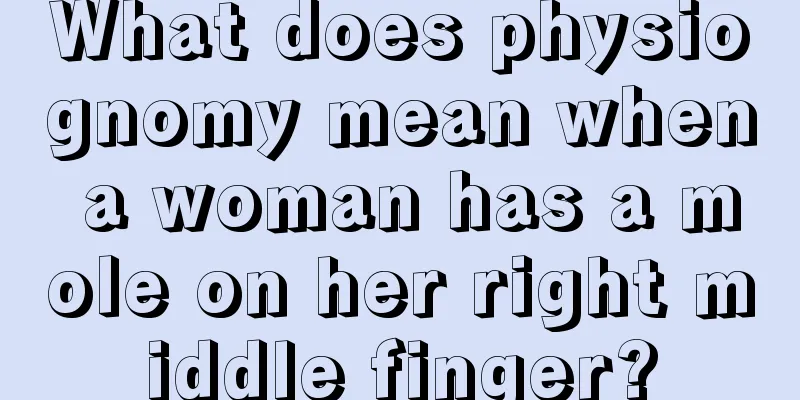 What does physiognomy mean when a woman has a mole on her right middle finger?