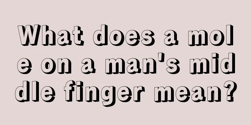 What does a mole on a man's middle finger mean?