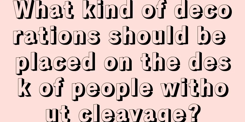 What kind of decorations should be placed on the desk of people without cleavage?