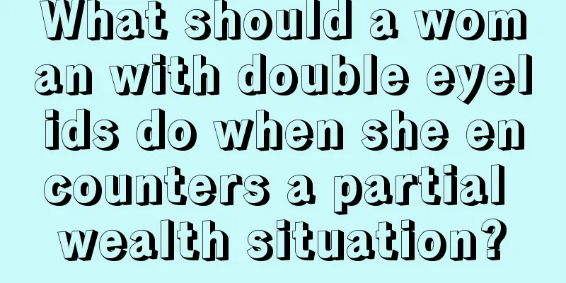 What should a woman with double eyelids do when she encounters a partial wealth situation?