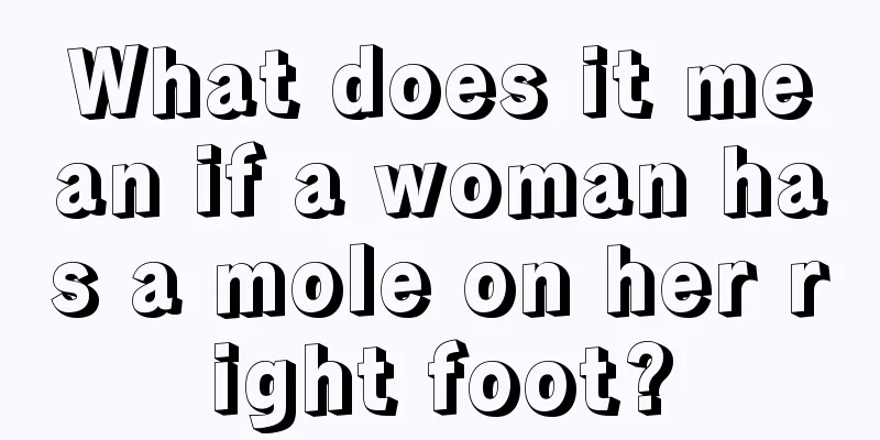 What does it mean if a woman has a mole on her right foot?