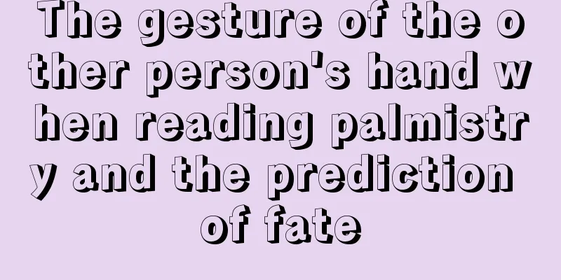 The gesture of the other person's hand when reading palmistry and the prediction of fate
