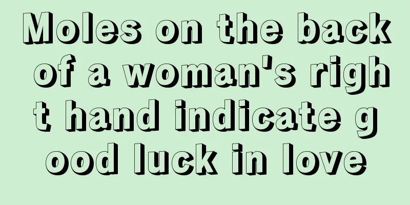 Moles on the back of a woman's right hand indicate good luck in love